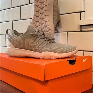 Never worn size 9 women’s Nike “free” trainers.